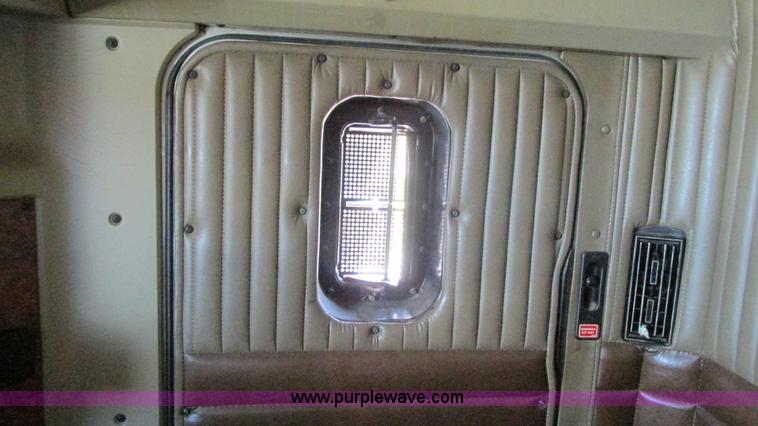 image for item J8557 1999 Kenworth T600 semi truck