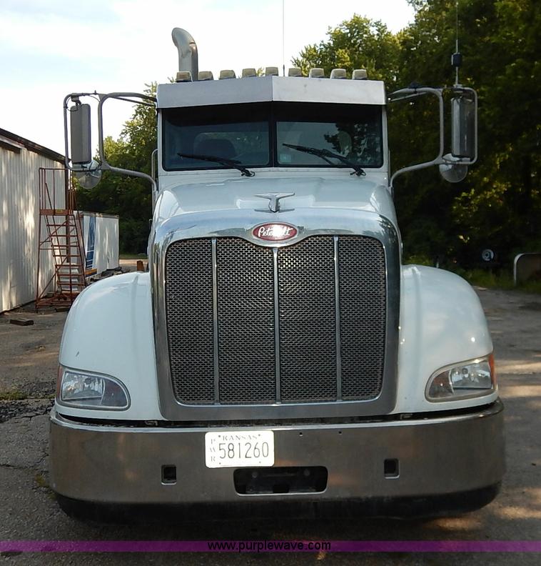 image for item K1530 2008 Peterbilt 384 semi truck