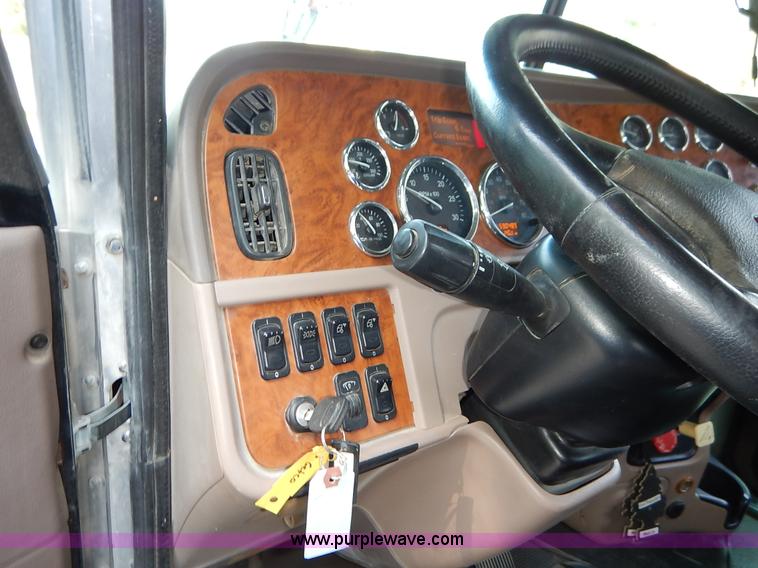 image for item K1530 2008 Peterbilt 384 semi truck