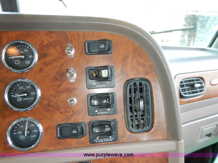 image for item K1530 2008 Peterbilt 384 semi truck