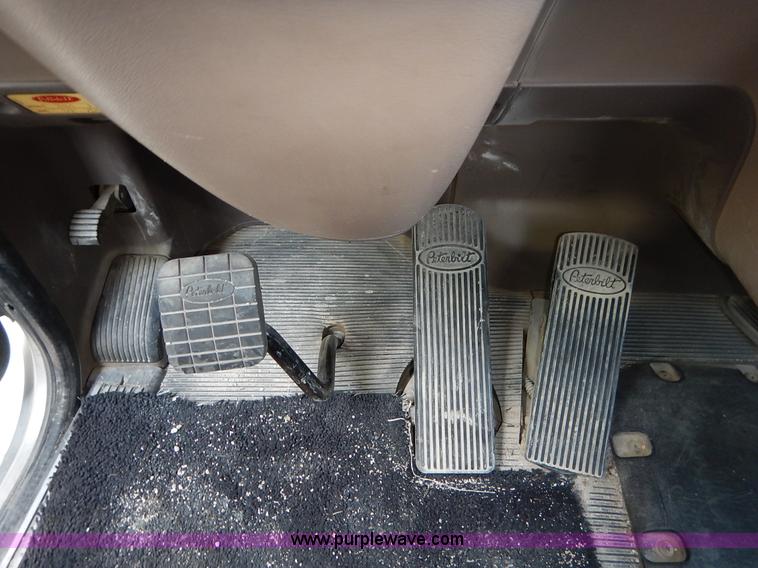 image for item K1530 2008 Peterbilt 384 semi truck