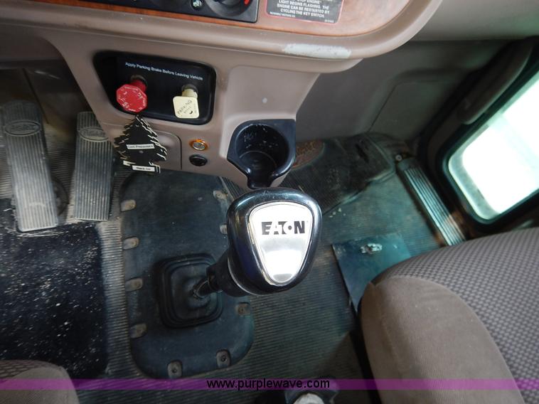 image for item K1530 2008 Peterbilt 384 semi truck