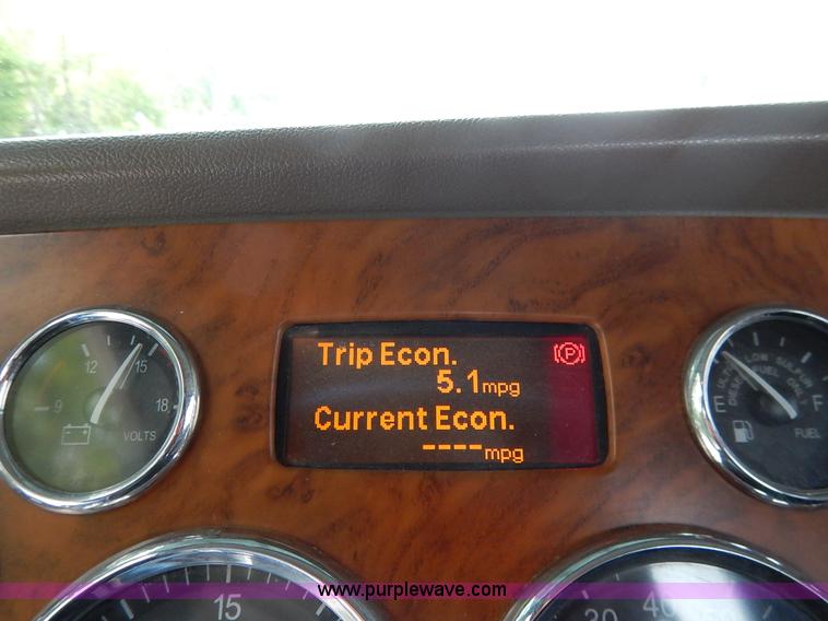 image for item K1530 2008 Peterbilt 384 semi truck