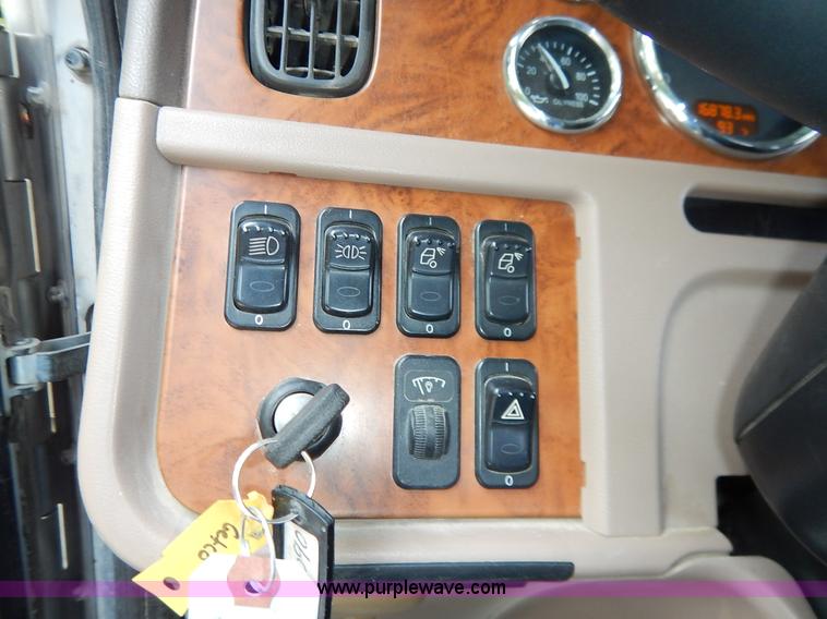 image for item K1530 2008 Peterbilt 384 semi truck