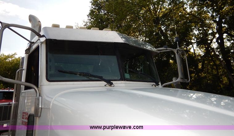 image for item K1530 2008 Peterbilt 384 semi truck