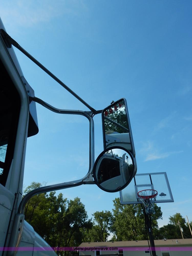 image for item K1530 2008 Peterbilt 384 semi truck