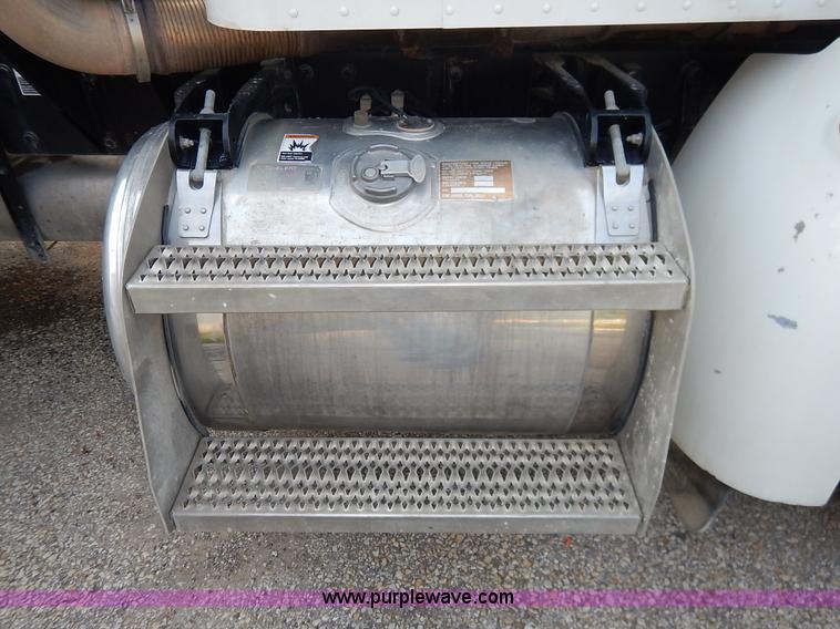 image for item K1530 2008 Peterbilt 384 semi truck