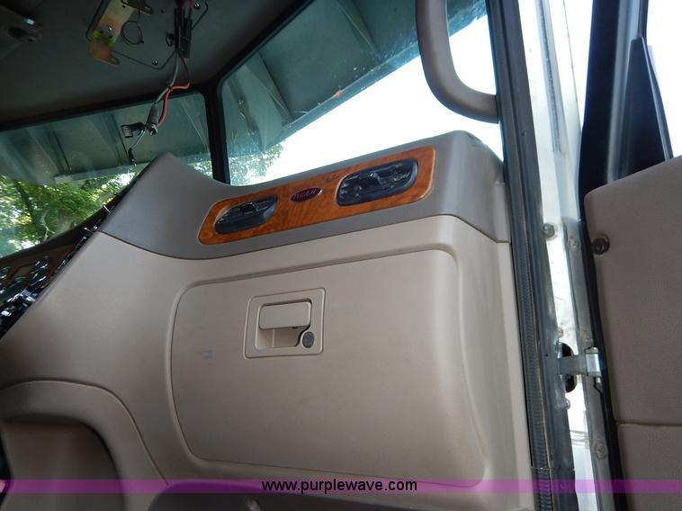 image for item K1530 2008 Peterbilt 384 semi truck