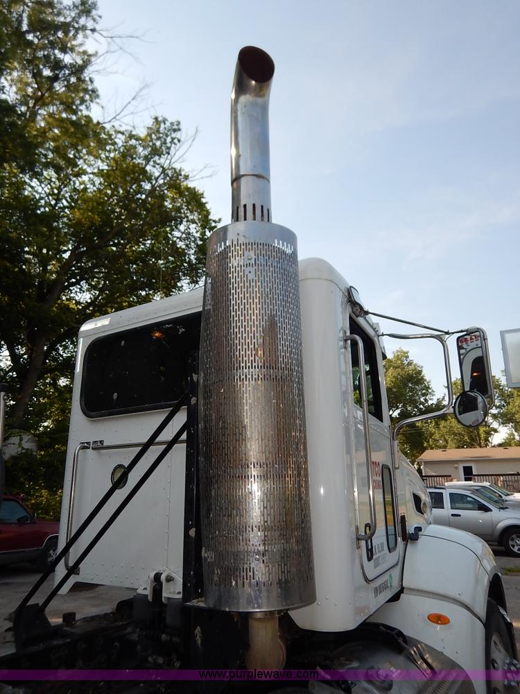 image for item K1530 2008 Peterbilt 384 semi truck