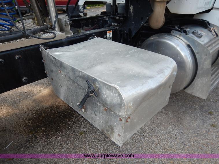 image for item K1530 2008 Peterbilt 384 semi truck