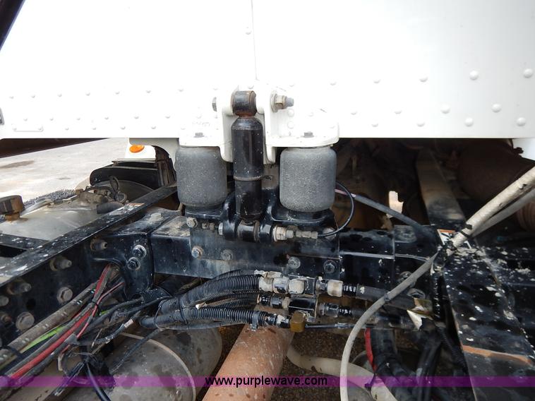 image for item K1530 2008 Peterbilt 384 semi truck