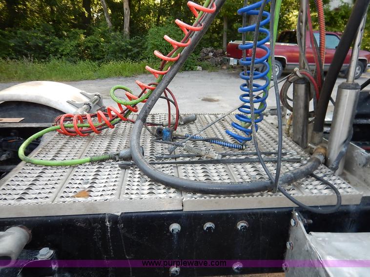 image for item K1530 2008 Peterbilt 384 semi truck