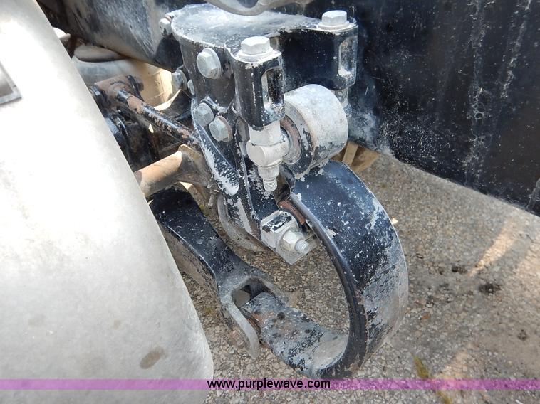 image for item K1530 2008 Peterbilt 384 semi truck