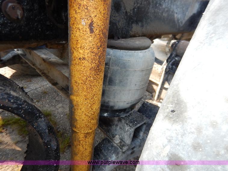 image for item K1530 2008 Peterbilt 384 semi truck