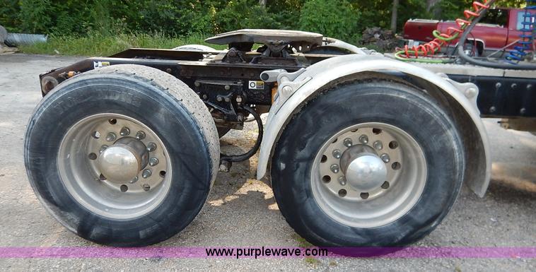 image for item K1530 2008 Peterbilt 384 semi truck