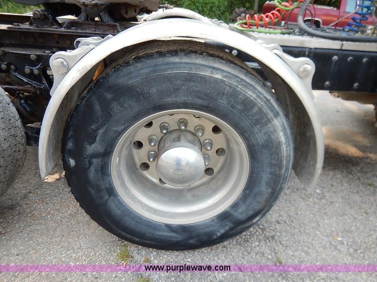 image for item K1530 2008 Peterbilt 384 semi truck