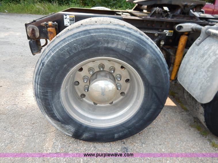 image for item K1530 2008 Peterbilt 384 semi truck