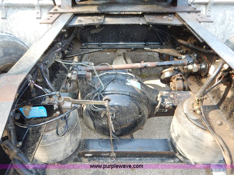 image for item K1530 2008 Peterbilt 384 semi truck