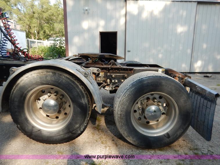 image for item K1530 2008 Peterbilt 384 semi truck