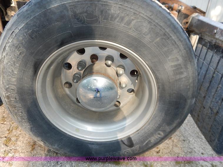 image for item K1530 2008 Peterbilt 384 semi truck