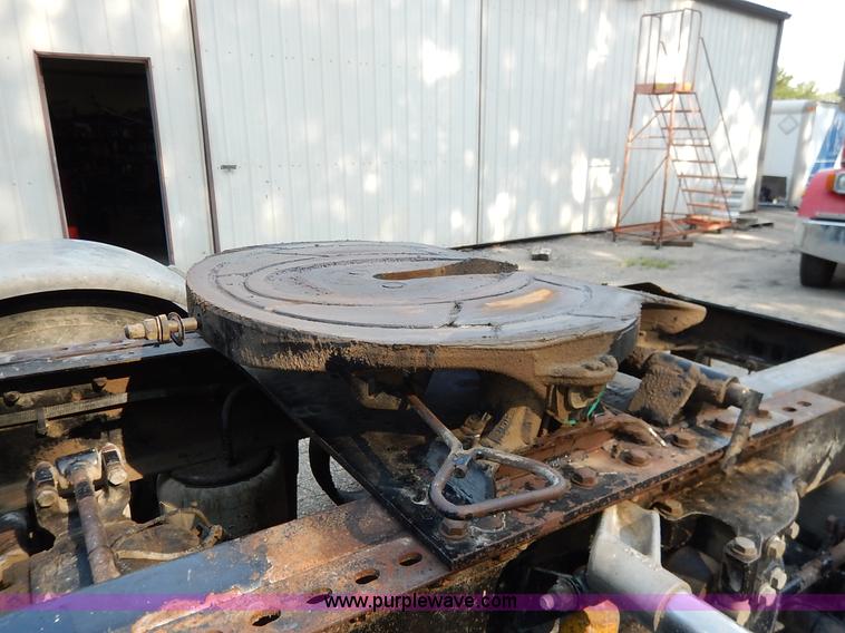 image for item K1530 2008 Peterbilt 384 semi truck