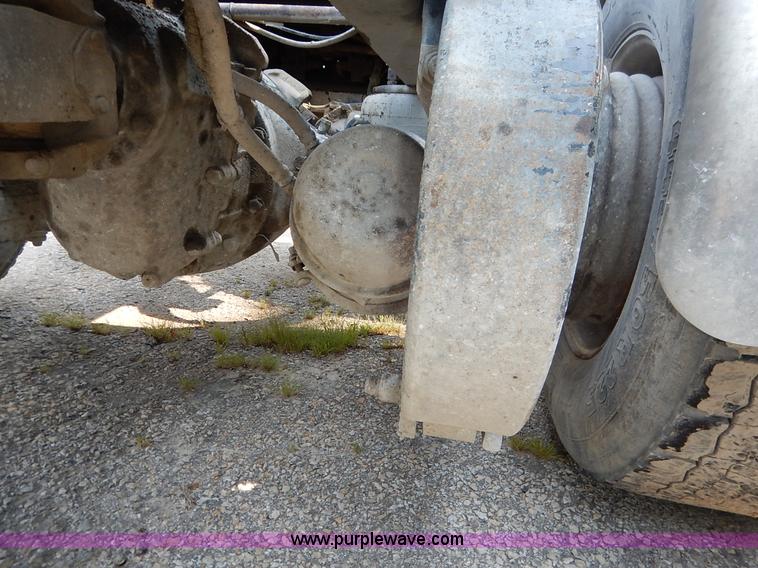 image for item K1530 2008 Peterbilt 384 semi truck