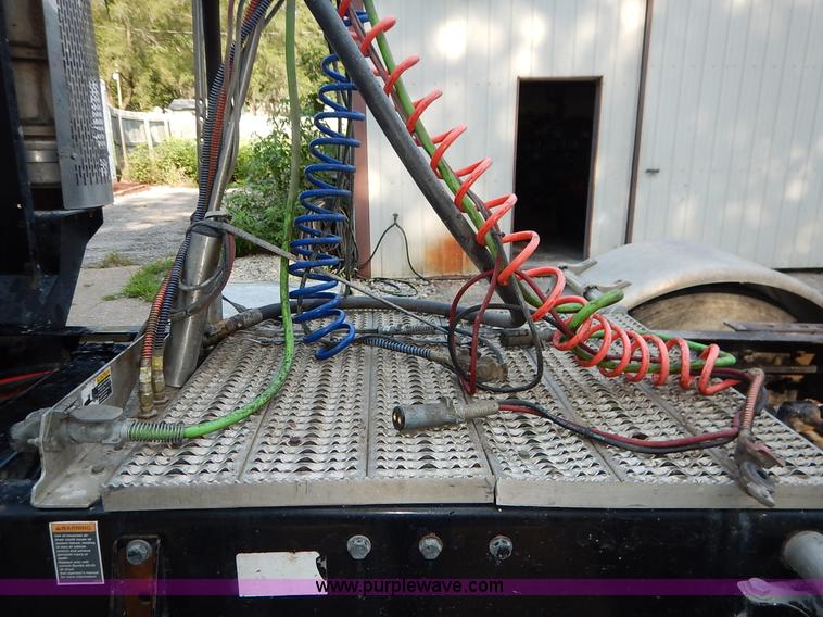 image for item K1530 2008 Peterbilt 384 semi truck