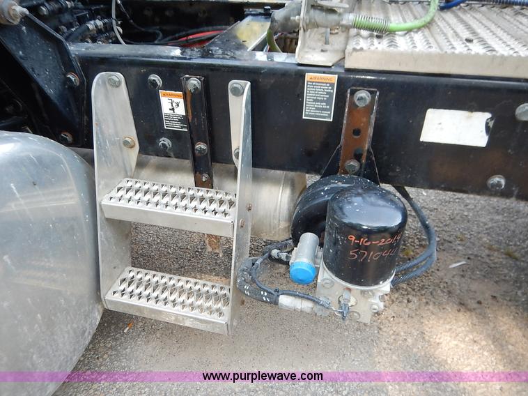 image for item K1530 2008 Peterbilt 384 semi truck