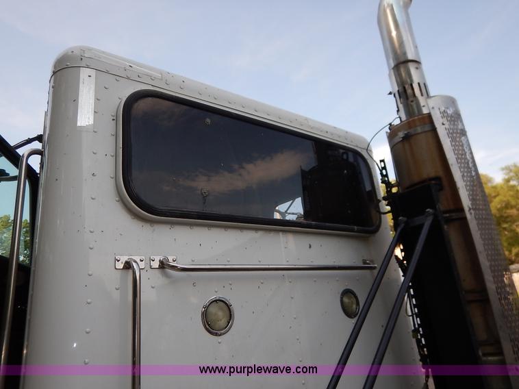 image for item K1530 2008 Peterbilt 384 semi truck