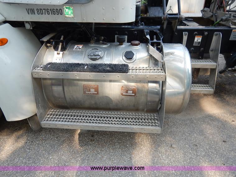 image for item K1530 2008 Peterbilt 384 semi truck