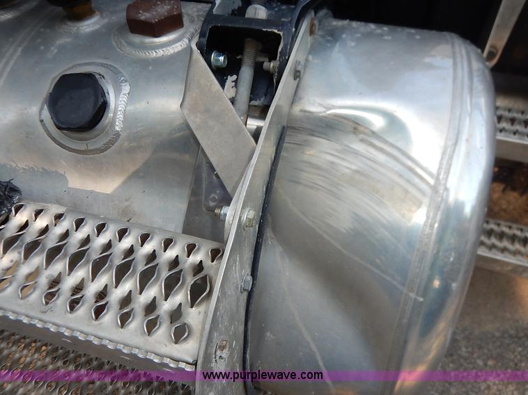 image for item K1530 2008 Peterbilt 384 semi truck