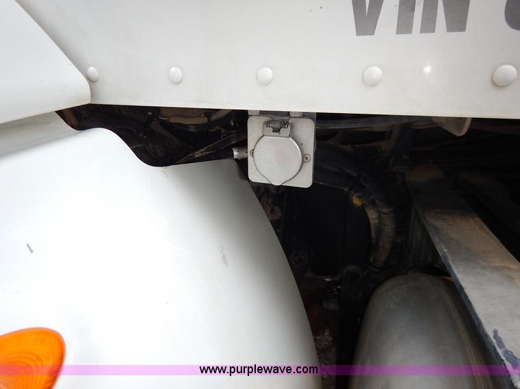 image for item K1530 2008 Peterbilt 384 semi truck