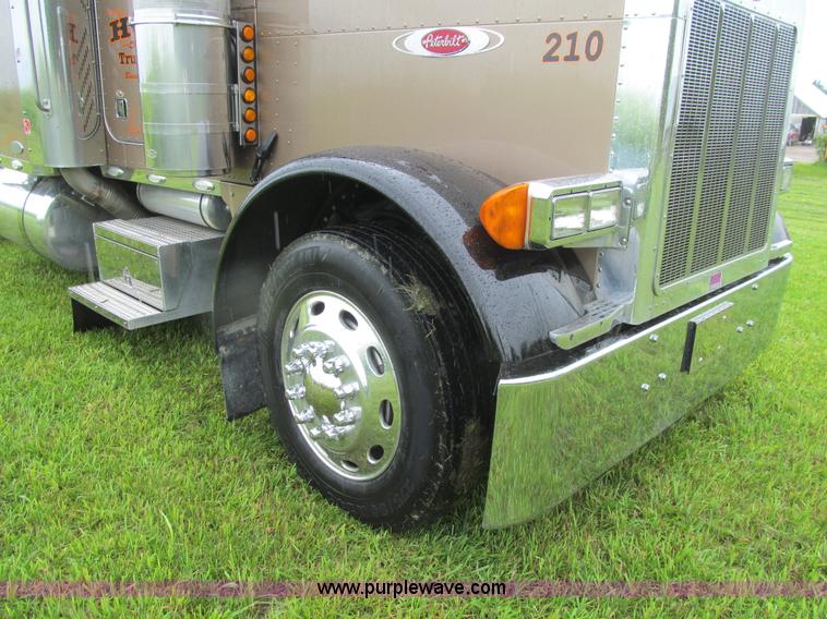 image for item K5734 2004 Peterbilt 379 semi truck
