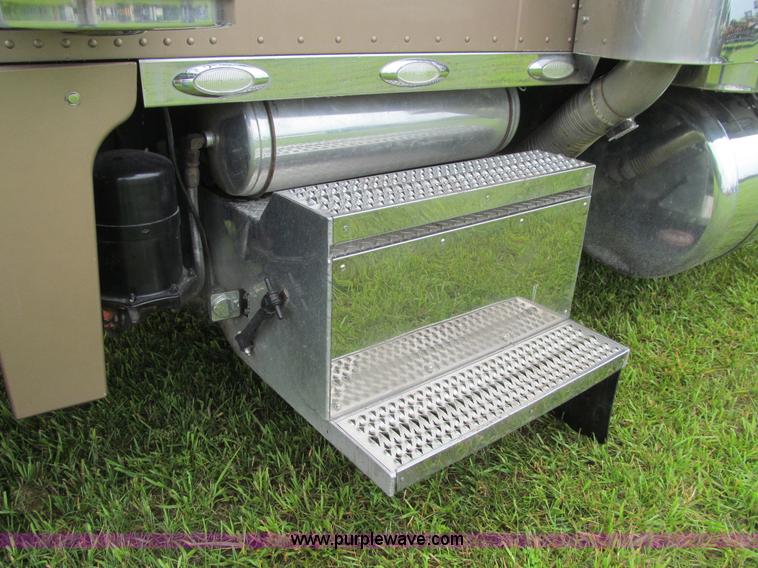 image for item K5734 2004 Peterbilt 379 semi truck