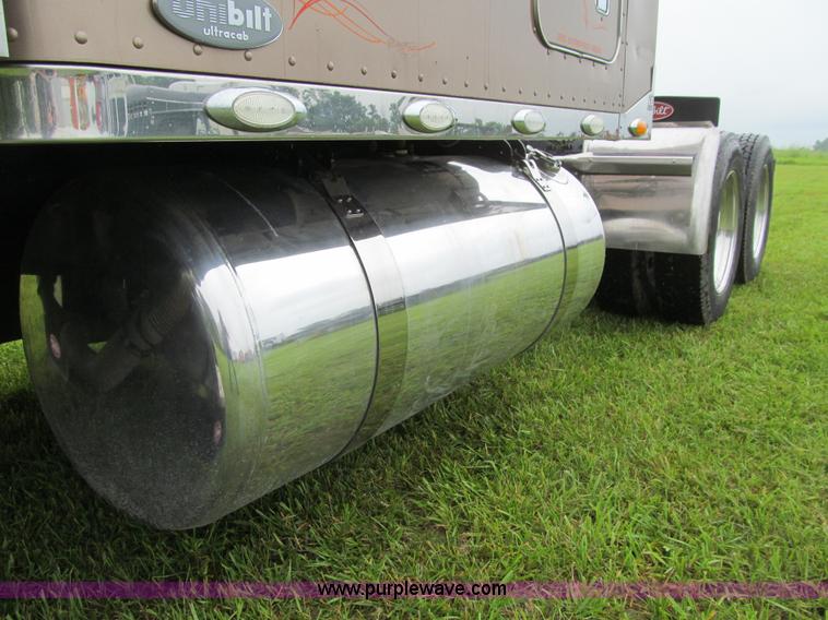 image for item K5734 2004 Peterbilt 379 semi truck