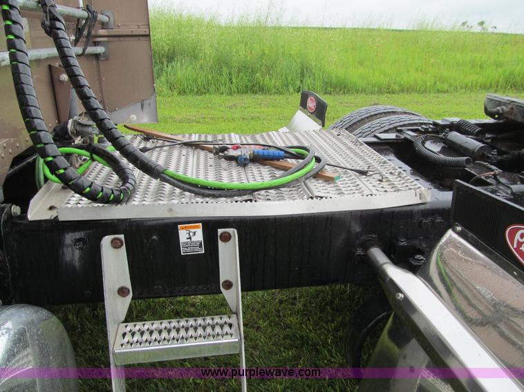 image for item K5734 2004 Peterbilt 379 semi truck