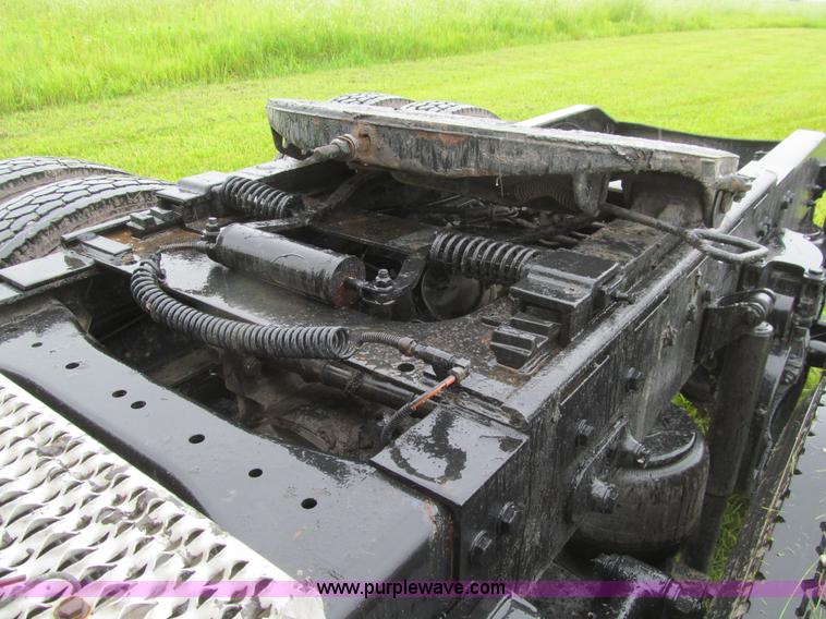 image for item K5734 2004 Peterbilt 379 semi truck