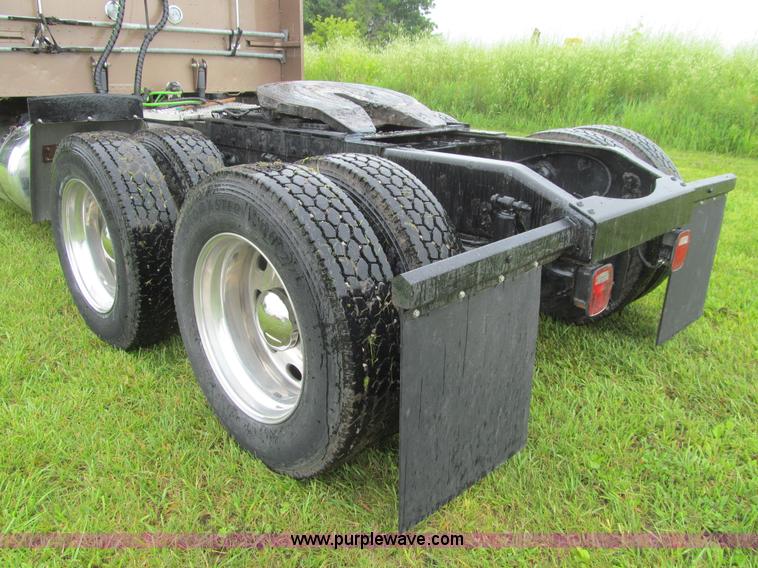 image for item K5734 2004 Peterbilt 379 semi truck