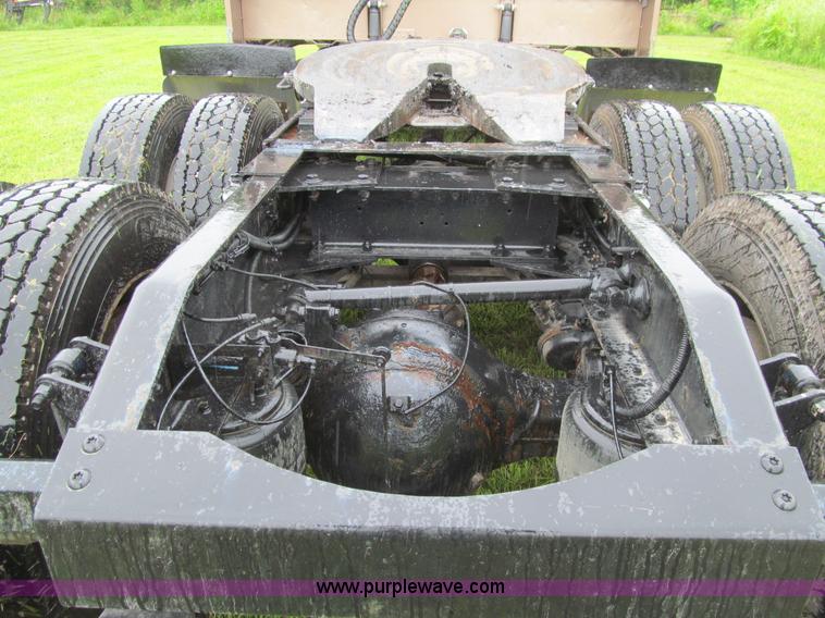 image for item K5734 2004 Peterbilt 379 semi truck