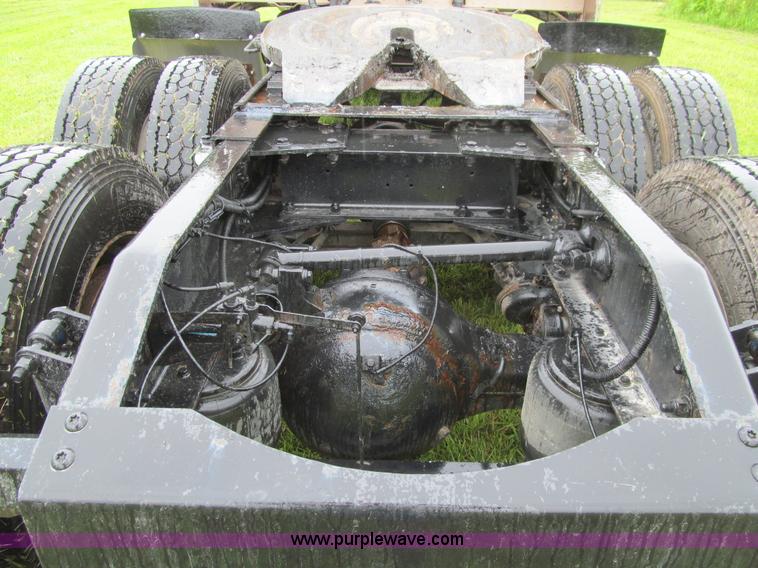 image for item K5734 2004 Peterbilt 379 semi truck