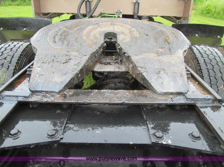 image for item K5734 2004 Peterbilt 379 semi truck