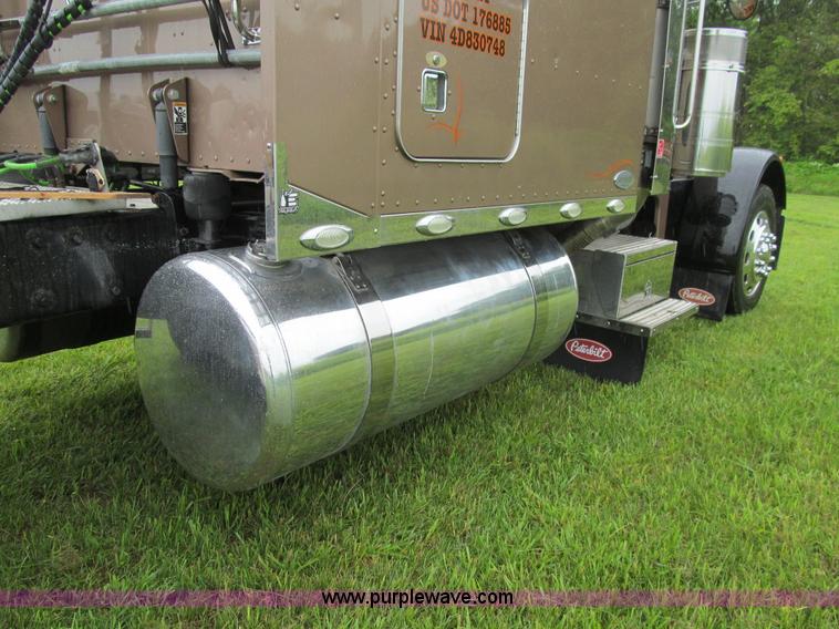image for item K5734 2004 Peterbilt 379 semi truck