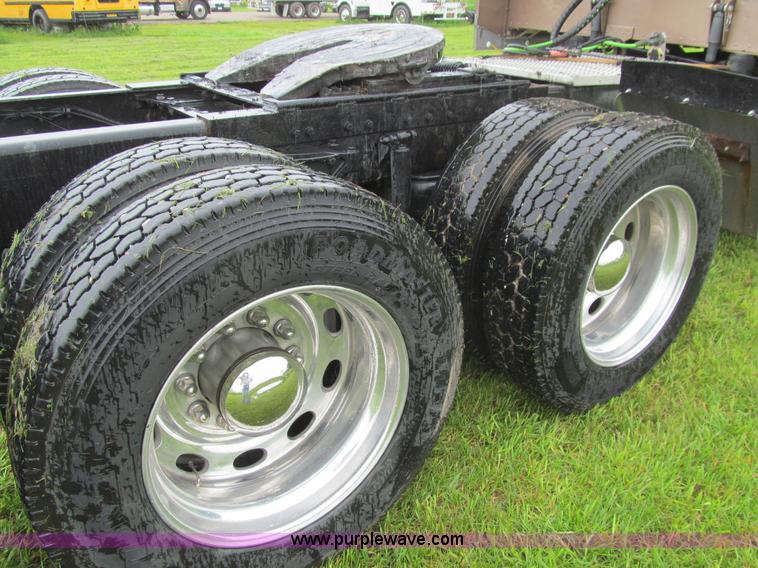 image for item K5734 2004 Peterbilt 379 semi truck