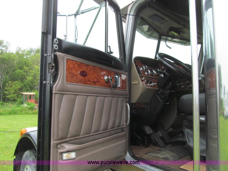 image for item K5734 2004 Peterbilt 379 semi truck