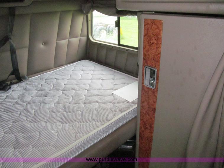 image for item K5734 2004 Peterbilt 379 semi truck