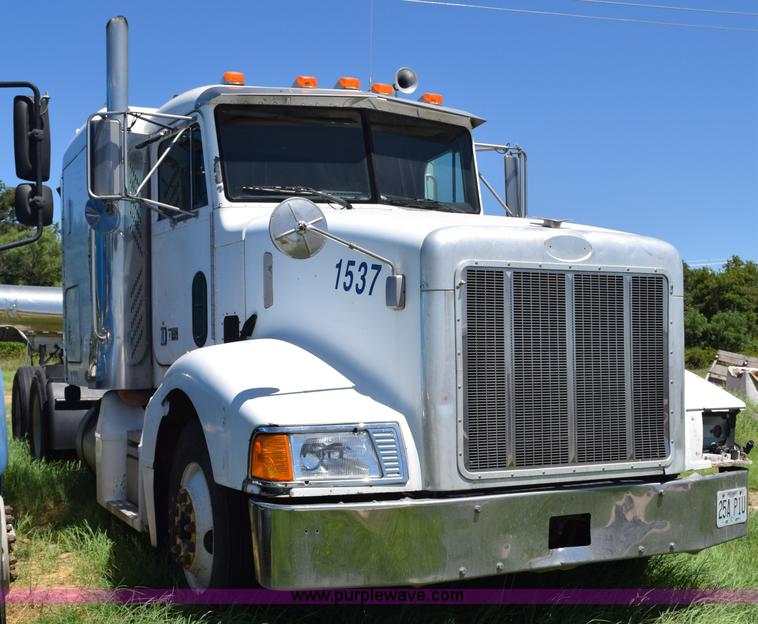 image for item K6127 1999 Peterbilt 377 semi truck