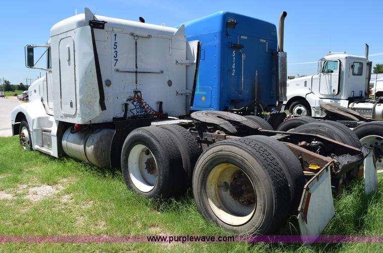 image for item K6127 1999 Peterbilt 377 semi truck