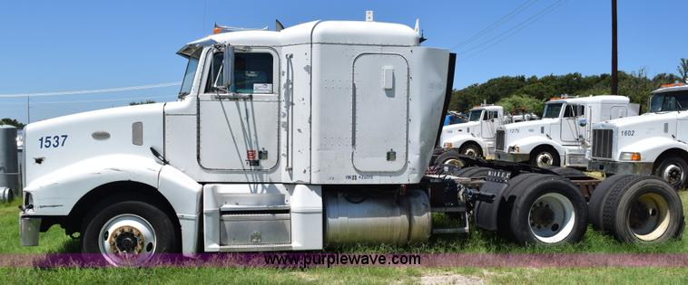 image for item K6127 1999 Peterbilt 377 semi truck