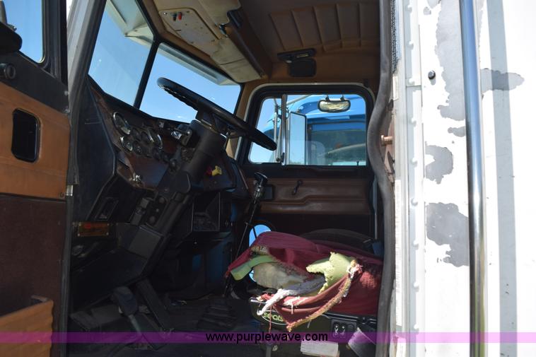 image for item K6127 1999 Peterbilt 377 semi truck