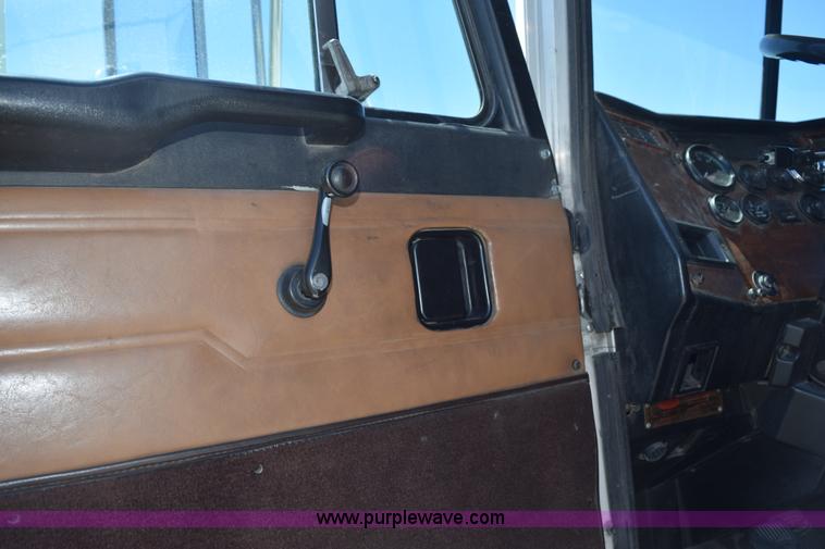 image for item K6127 1999 Peterbilt 377 semi truck